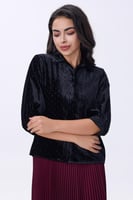 بلوزة مخملية سوداء بأزرار أمامية