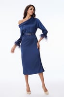 فستان ستان بكتف روماني