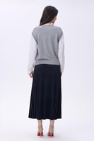 بلوزة رمادية وأكمام بيضاء بتطريز لؤلؤ وزهور ناعمة