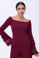 بلوزة بأكتاف مكشوفه بلون عنابي أنيق