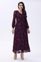 فستان أسود بطبعة عنابي مخملية