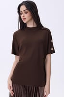 بلوزة بنية بأزرار جانبية أنيقة