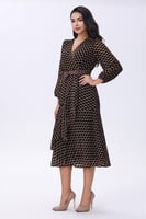 فستان بني بطبعة هندسية وحزام خصر