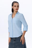 بلوزة سماوي بأكمام قابلة للطي