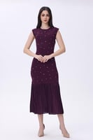 فستان بورغندي مزين باللؤلؤ وتنورة بليسيه