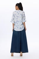 بلوزة كتان بطبعة زهور بلون أزرق سماوي