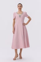 فستان وردي بياقة كرستال