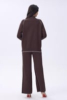 طقم بني مكون من بلوزة وبنطلون بقصّة مريحة