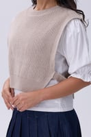 توب وقميص مدمج بتصميم قطعتين بلون بنج وأبيض