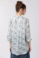 بلوزة ساتان بنقشة هندسية