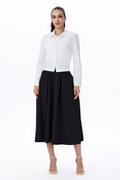 بلوزة بيضاء قصيرة