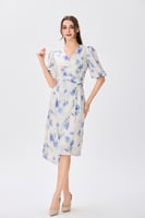 فستان كريب ناعم اوف وايت بنقشة الورد الأزرق