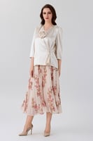 بلوزة ساتان مزينة بوردة