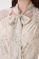 فستان شيفون برباط على الياقة