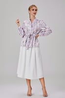 بلوزة ساتان بنقشة مميّزة