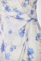 فستان كريب ناعم اوف وايت بنقشة الورد الأزرق