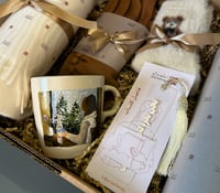 بوكس شتوي - كوب الفتاة بجانب شباك