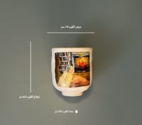 بوكس شتوي - كوب الفتاة أمام مدفأة حطب