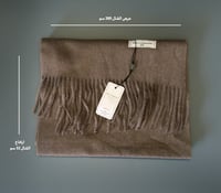 بوكس شتوي - كوب الفتاة أمام مدفأة حطب