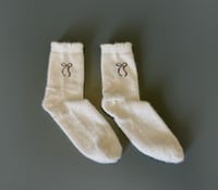 بوكس شتوي - كوب الفتاة أمام مدفأة حطب