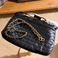 شنطة بوتيقا كروس جلد مجدول – سلسلة ذهبي