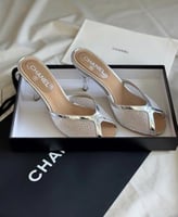 كعب شانيل فضي شامل الملحقات