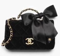 شنطة شانيل ميني مخمل أسود مع هاندل وفيونكة ستان