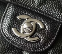 شنطة شانيل كلاسيك كافيار 25 سم - أسود وذهبي