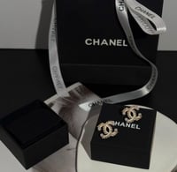 حلق شانيل الأنيق فضي وذهبي شامل الملحقات