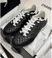 سنيكرز شانيل النسائي – تصميم فضي فاخر