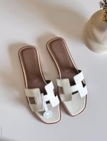 سليبر نسائي جلد بدون كعب من هيرميس متوفره بعدة ألو...