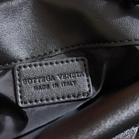 شنطة بوتيقا كروس جلد مجدول – سلسلة ذهبي