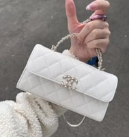 شنطة كافيار كلاسيك ابيض مقاس 20