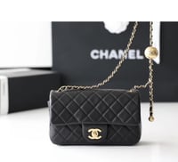 شنطة شانيل كلاسيكية صغيرة – جلد أسود ولمسات ذهبية
