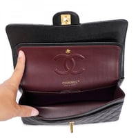 شنطة شانيل كلاسيك كافيار 25 سم - أسود وذهبي