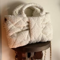 حقيبة شانيل مبطنة بسلسلة ذهبي