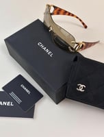 نظارة CHANEL ذهبية – موديل الدرع الفاخر