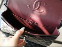 شانيل كلاسك مديم مقاس 23 سم لذر هارد وير فضي