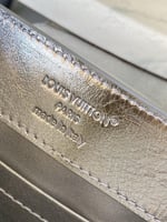 شنطة لويس فيتون ستايل – ميتاليك فضي مع نقشة مونوجر...