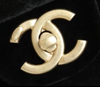 شنطة شانيل ميني مخمل أسود مع هاندل وفيونكة ستان