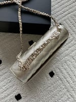 شنطة كافيار كلاسيك هارد ذهبي – مقاس 20