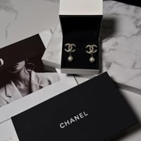 حلق شانيل مع لؤلؤ. شامل الملحقات والورده