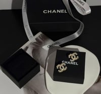 حلق شانيل الأنيق فضي وذهبي شامل الملحقات