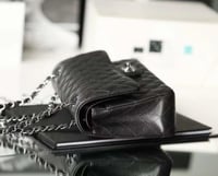 شنطة شانيل كلاسيك كافيار 25 سم - أسود وذهبي