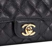 شنطة شانيل كلاسيك كافيار 20- أسود وذهبي
