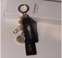 ميدالية شانيل مع الملحقات