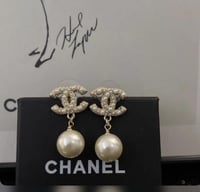 حلق شانيل مع لؤلؤ. شامل الملحقات والورده