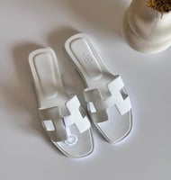 سليبر نسائي جلد بدون كعب من هيرميس متوفره بعدة ألو...