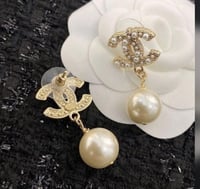 حلق شانيل مع لؤلؤ. شامل الملحقات والورده