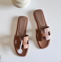 سليبر نسائي جلد بدون كعب من هيرميس متوفره بعدة ألو...